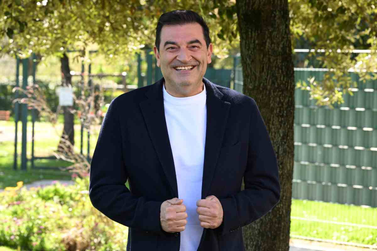 il comico Max Giusti sorride