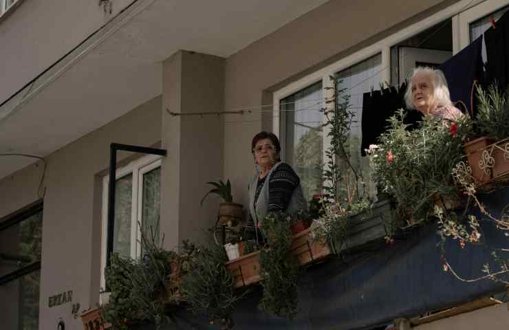 donne affacciate al bancone