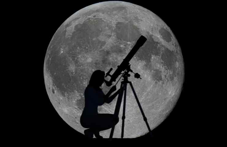 luna e profilo perosna con telescopio