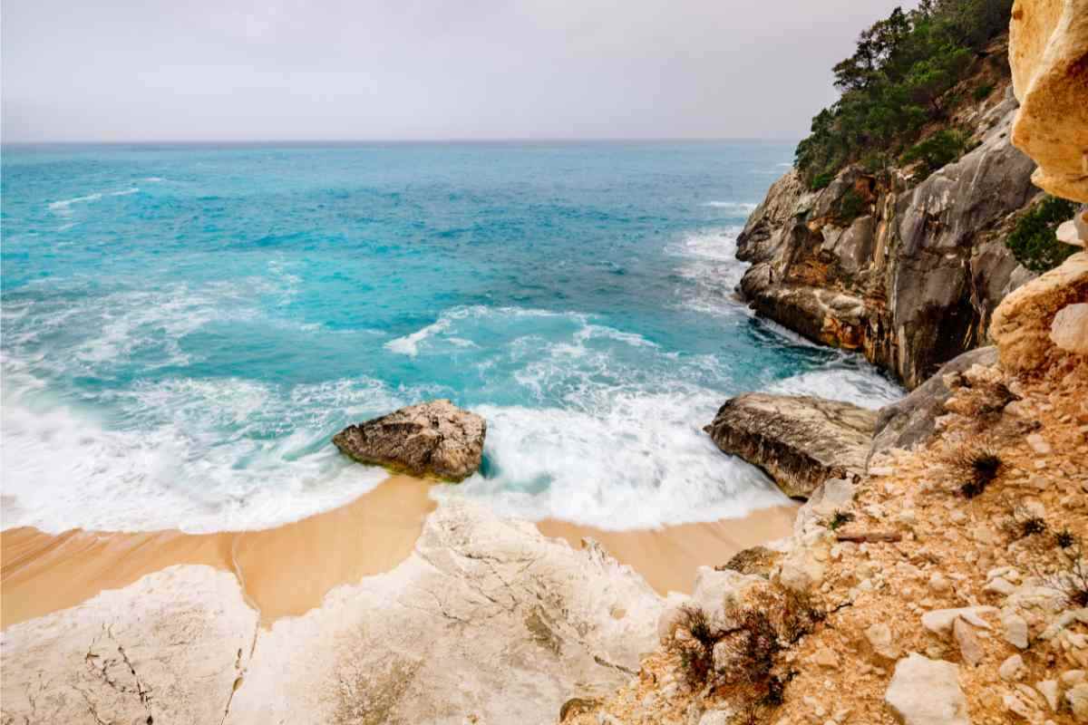 spiaggia e rocce